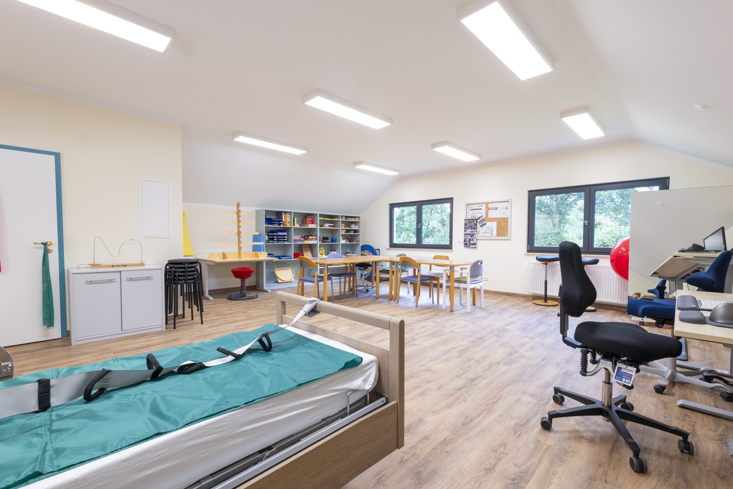 Ergotherapie-Raum der Klinik Rosenhof mit Modellarbeitsplatz und Therapiematerialien
